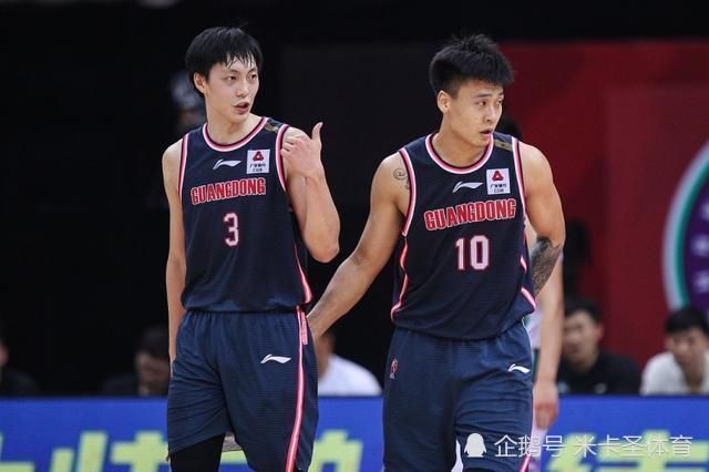 格伦·克洛斯、莎拉·保罗森、泰亚娜·泰勒、金·卡戴珊、妮... 法鲨归来！