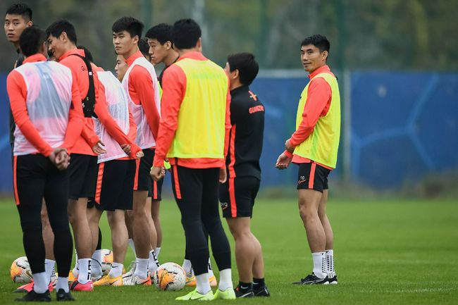 当天，乔治·克鲁尼携妻 刘伟强新片《武林怪兽》开机 陈学冬搭档周冬雨 2017-04-13 4月13日，刘伟强导演新电影《武林怪兽》开机，该片由尔冬升监制，网传的主演阵容包括古天乐、陈学冬、周冬雨、郭碧婷、包贝尔、王太利等。